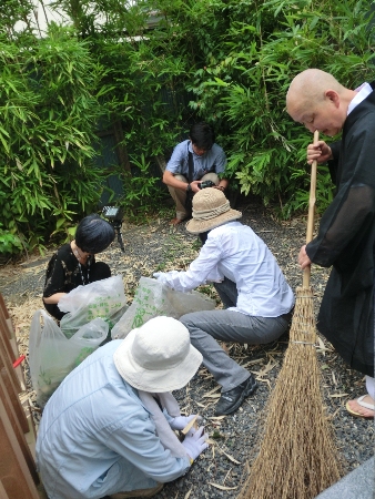 1094-閻魔堂　安寿さんと会員掃除風景.JPG